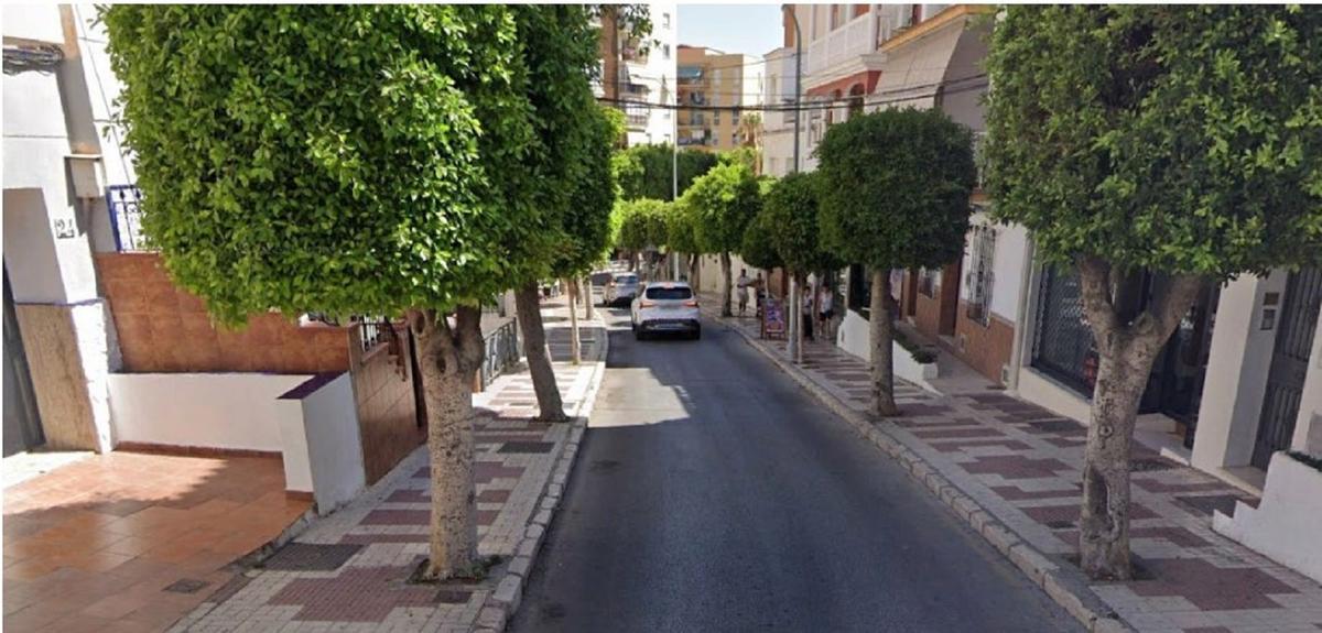 La calle Europa presenta una gran pendiente, una calzada central y aceras estrechas.