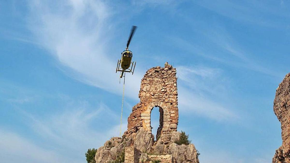 Un helicóptero sobrevuela el castillo de Marinyén durante los trabajos de 2022.