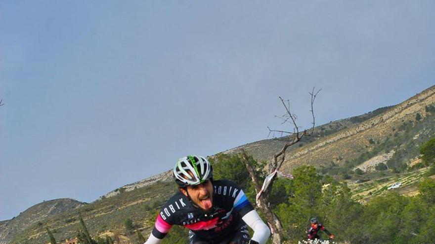 Un ciclista, en una imagen de archivo en el transcurso de una prueba