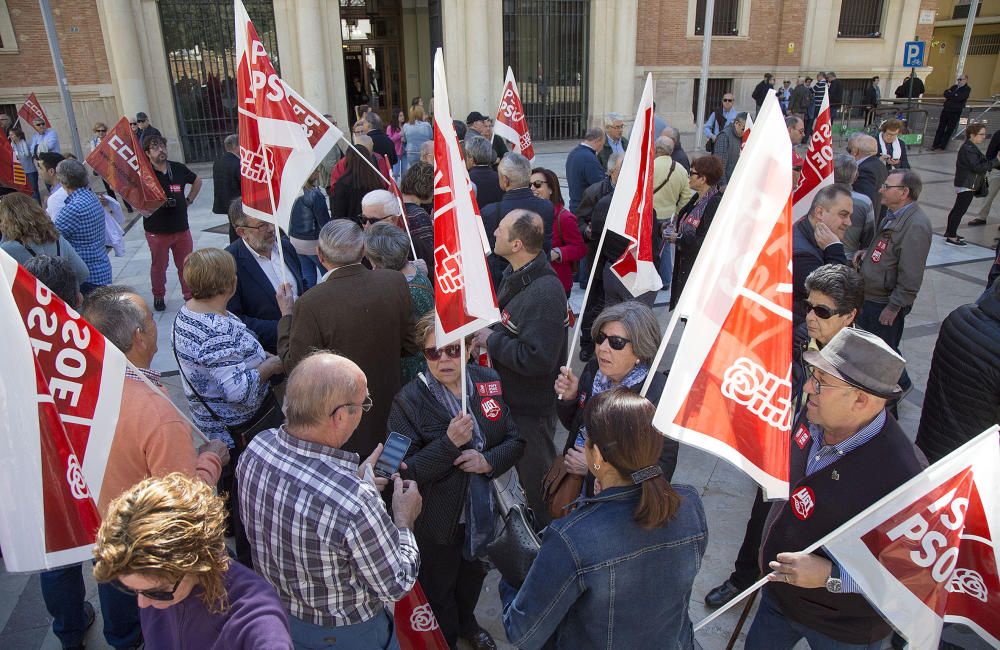 Concentración de pensionistas en Castelló