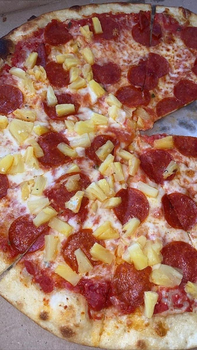 Kylie Jenner y Travis Scott comparten pizza con piña y pepperoni