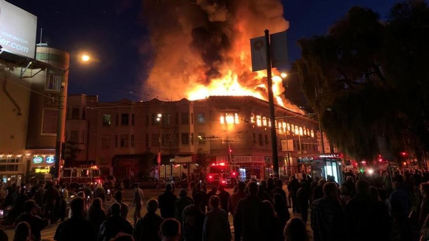 Espectacular incendio en un edificio céntrico de San Francisco