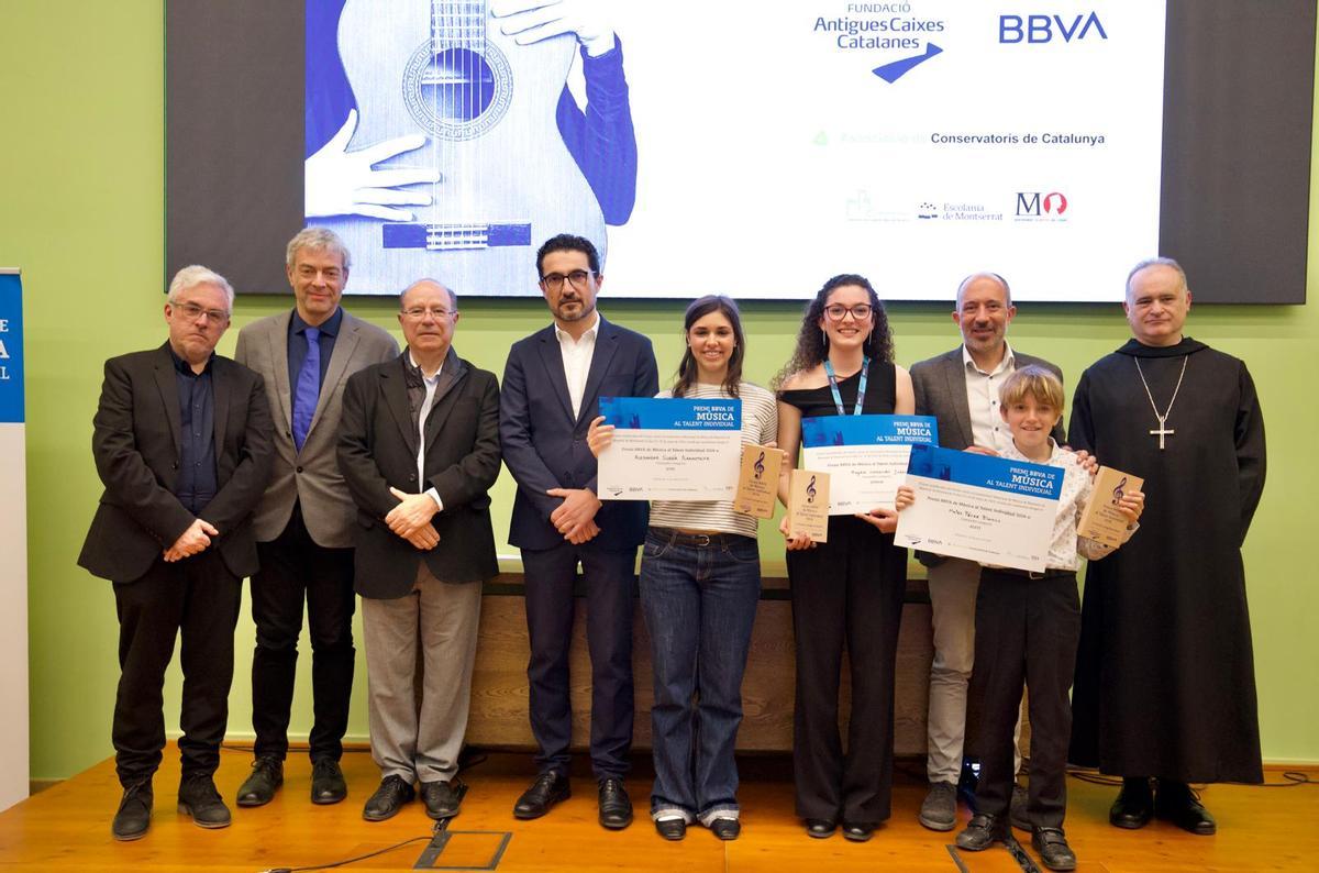 Fotografia dels guanyadors, amb Magda Camprubí al mig, i les autoritats presents a la final de Montserrat
