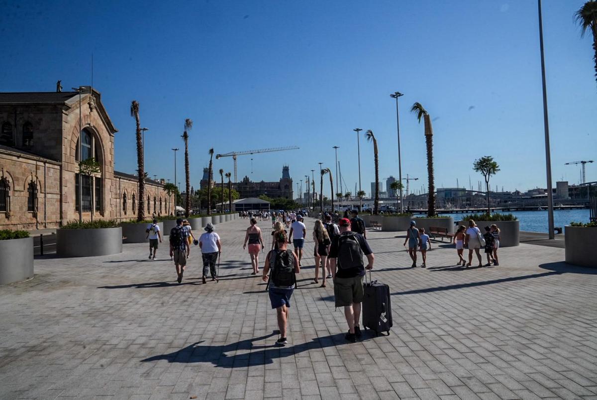 La Rambla de Barcelona ya ‘toca’ el mar: estreno del muelle de Drassanes abierto al público