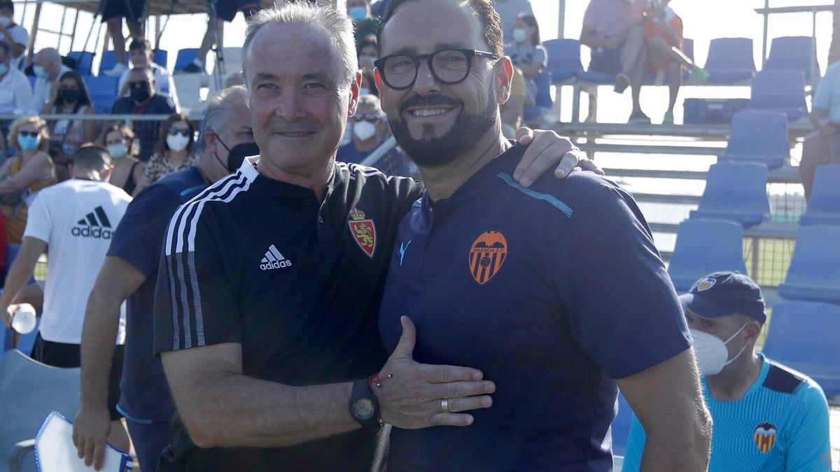 JIM y Bordalás se saludan antes de comenzar el encuentro