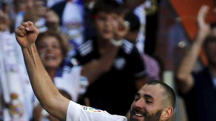 Benzema celebra su gol ante el Granada.