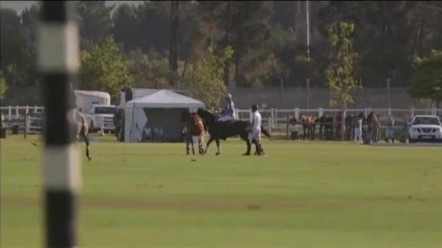 El príncipe Harry se cae del caballo durante un partido de polo