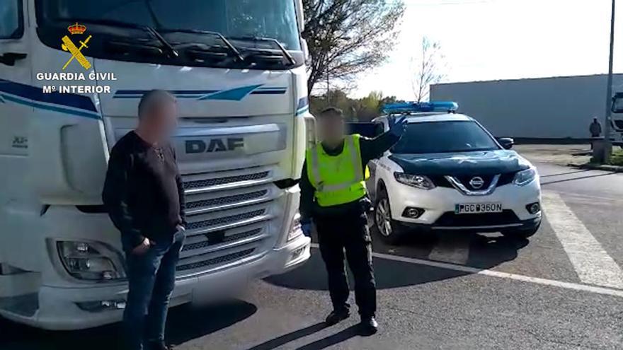 La Guardia Civil escolta un camión sanitario desde Portugal a Elche