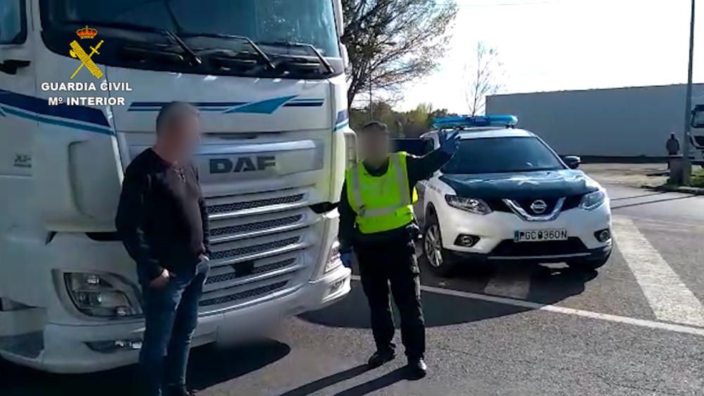 La Guardia Civil escoltó el camión sanitario desde la frontera con Portugal hasta Elche.