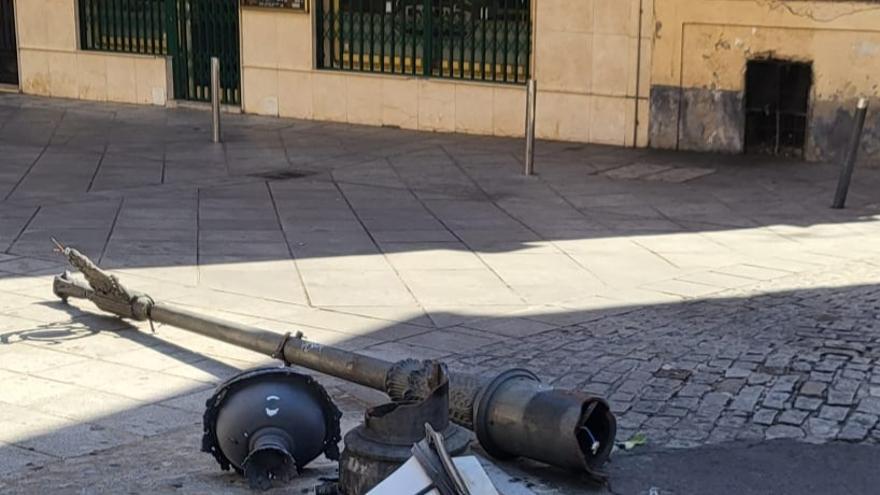 Vándalos destrozan una farola y una señal en la Calle Cruz de Santa Ana de Plasencia