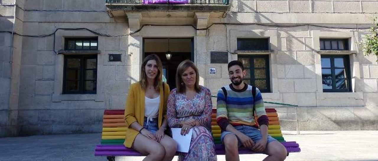 Ondea la bandera arcoíris  |  Desde ayer y durante una semana, con motivo de la celebración del Orgullo LGTBI, el balcón del Concello de Redondela luce por primera vez en su historia la bandera arcoíris que simboliza &quot;el compromiso de este gobierno con la diversidad&quot;, explicó ayer la alcaldesa. Asimismo se instaló un banco multicolor -en la imagen, Rivas con las activistas Paula Mayolas y Rafael Cernadas- cuya ubicación definitiva serán los soportales del consistorio. La regidora indicó que este &quot;pequeño acto&quot; supone un &quot;primer paso&quot; en la apuesta del nuevo gobierno &quot;por una integración real y efectiva de todos y todas&quot;.