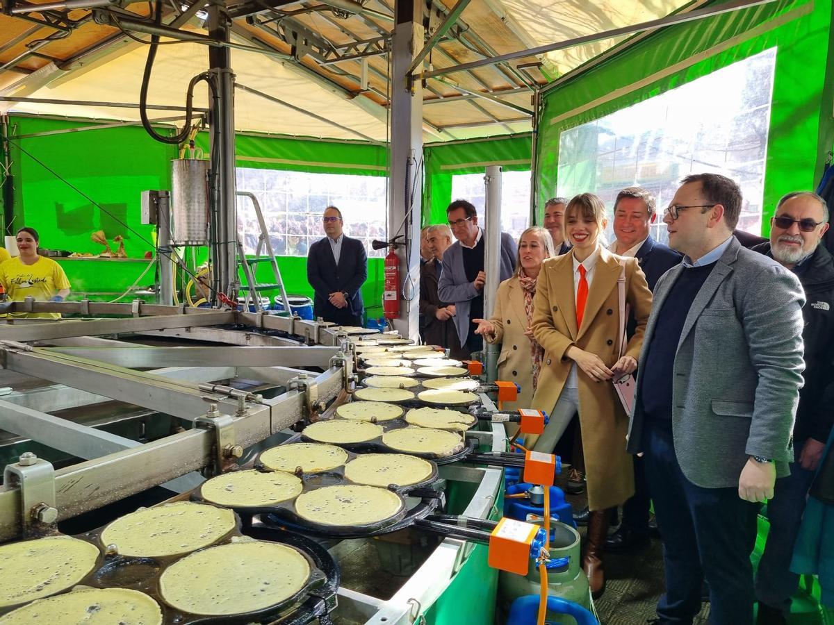 Una de las dos máquinas para elaborar filloas que se emplean en Lestedo