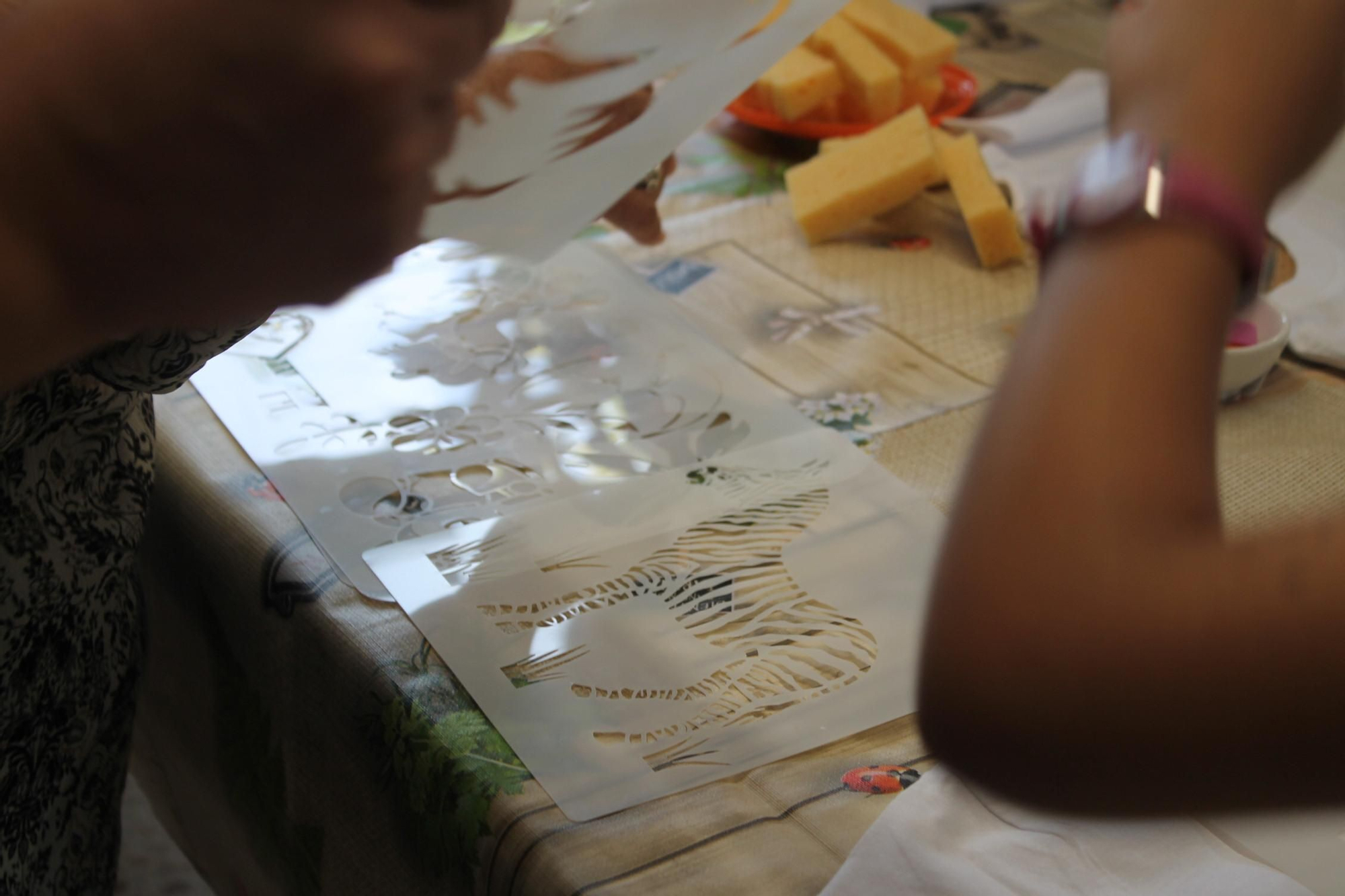 Galería de imágenes: Nietos y abuelos pintan camisetas en el taller de las fiestas de Cala de Bou