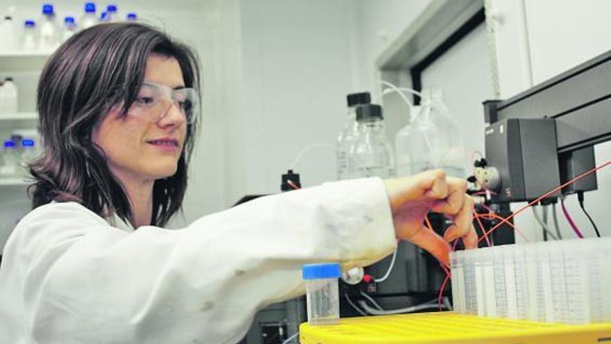 Alba Díaz, ayer, en su laboratorio de la Universidad de Oxford.