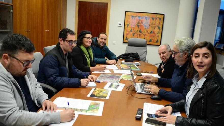 La alcaldesa, en primer plano, en la reunión de ayer. |  G.N.