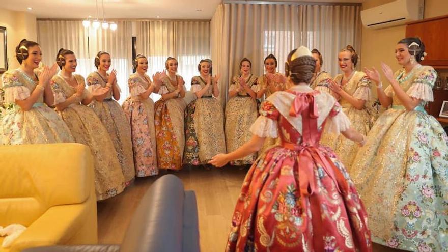 Consuelo desvela a su corte el traje de la exaltación, la imagen con la que ha ilustrado su mensaje.