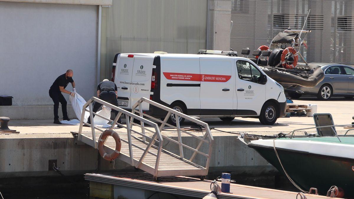 Los operarios de la funeraria trasladan el cadáver de un hombre encontrado a 10 millas del Puerto de València.