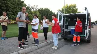 Atención a las personas sin hogar por el calor: «No es mucho, pero esta noche como»