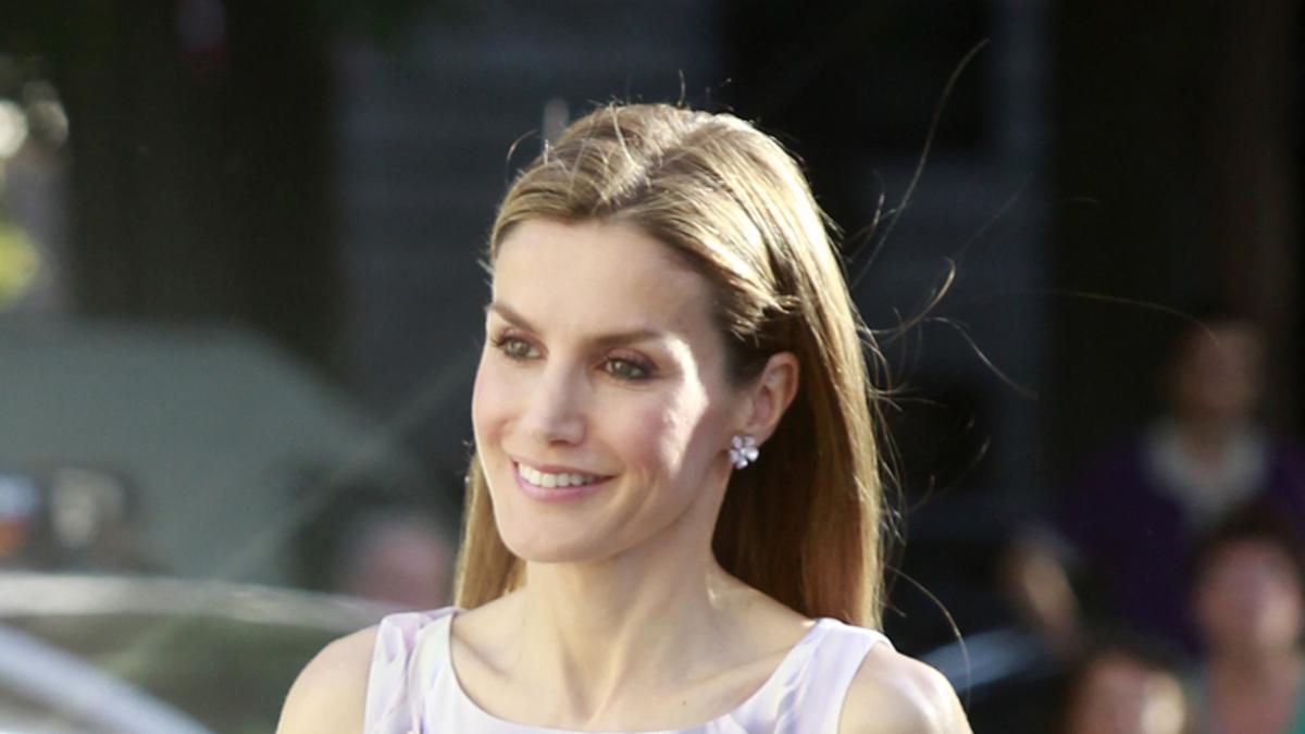 Vestido, pendientes, cartera: el 'look' favorito de Letizia Ortiz