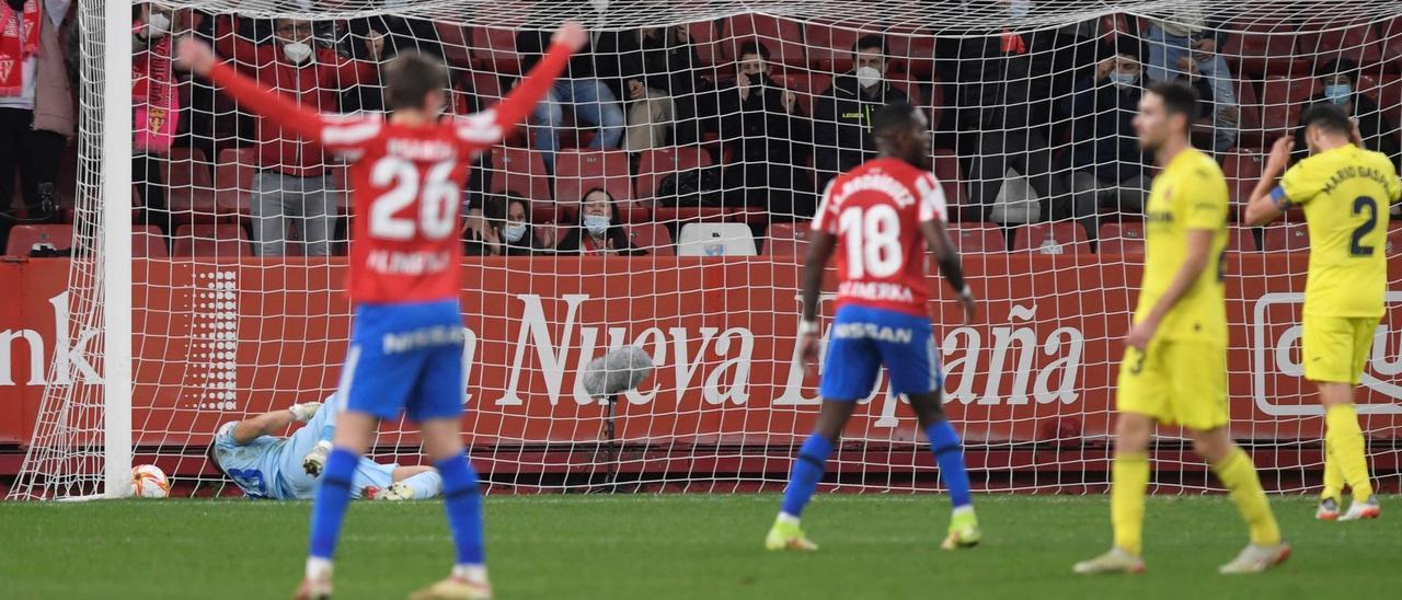 El Sporting celebra el gol ante la incredulidad de los jugadores del Villarreal.