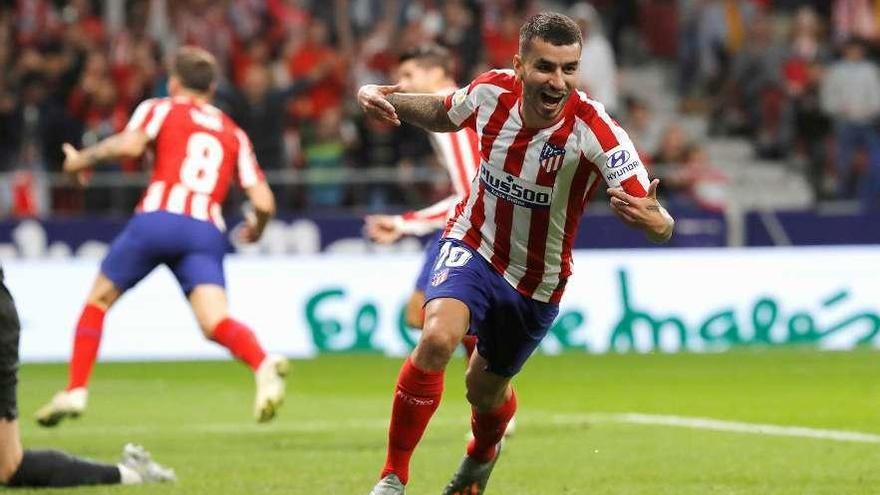 Correa celebra el primer gol marcado por Saúl tras asistencia suya. // Efe