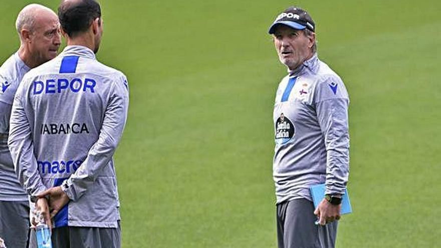 Juan Antonio Anquela, a la derecha, durante el entrenamiento de ayer en Riazor.