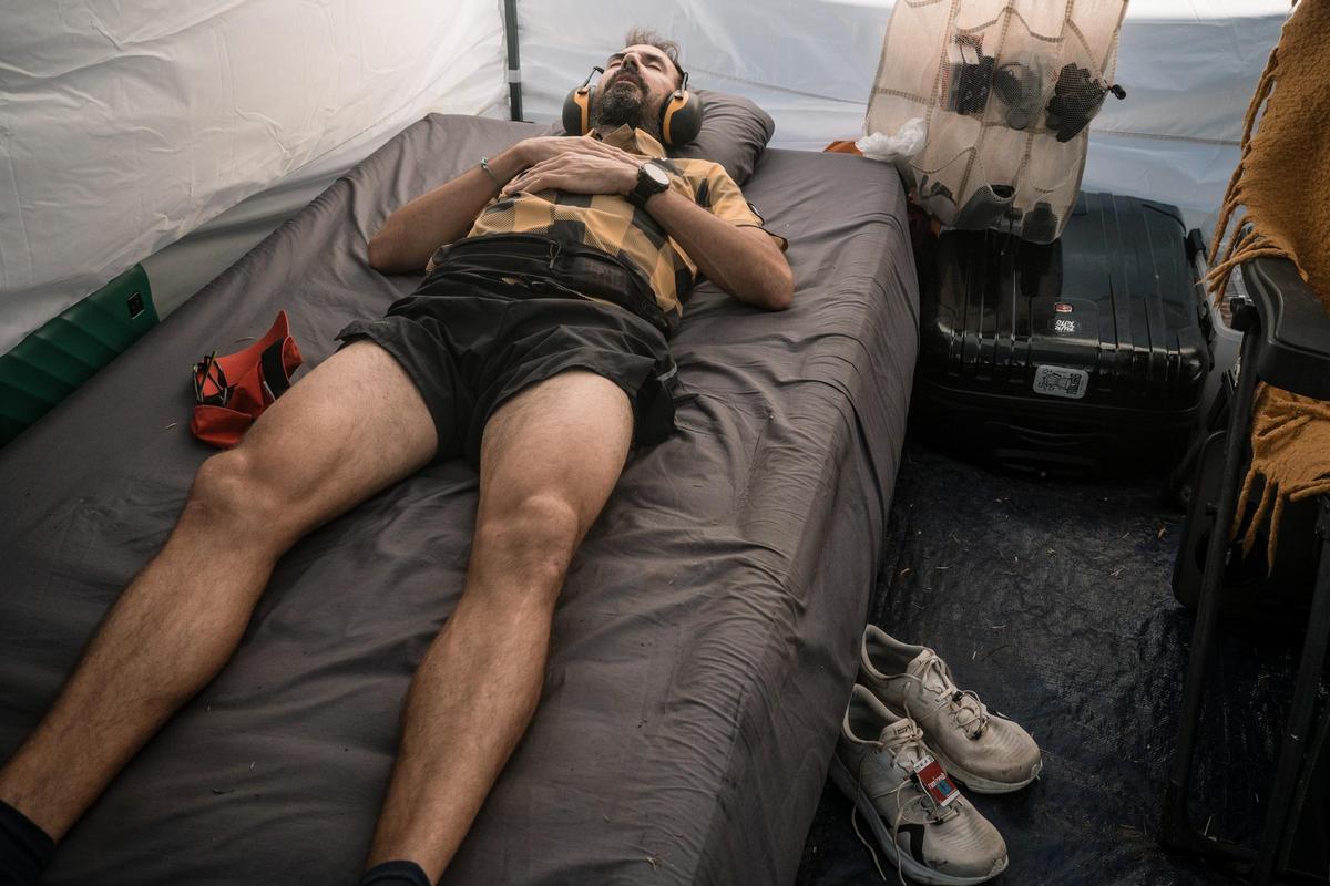 Oriol Antolí sleeping at one of the stops during the Big's