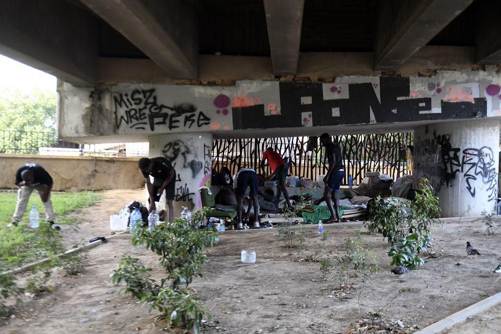 Así es la vida bajo el puente de la autovía de la A-30 en Murcia