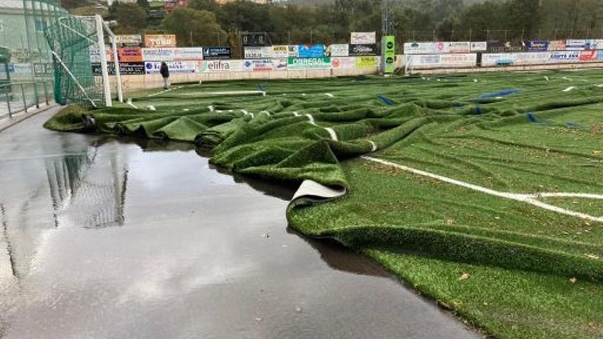 El campo de fútbol de Ponte Caldelas, completamente levantado por el viento.