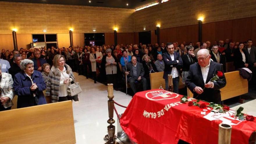 Arquímedes, hermano de Marcelo García, deposita rosas sobre su ataúd, ayer, en el acto de despedida celebrado en el tanatorio.