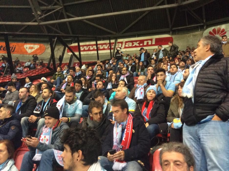 Ambiente celeste en el Amsterdam Arena