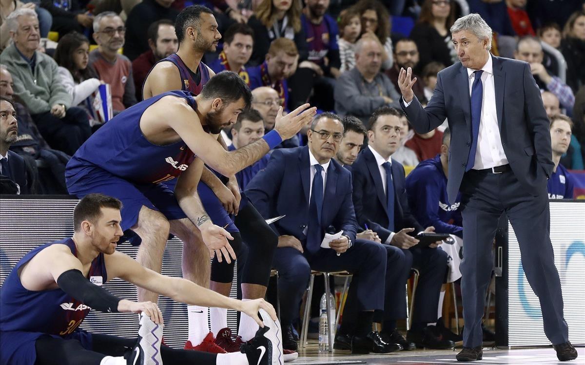 Pesic da órdenes a Claver y Oriola en el partido del pasado domingo ante el Bilbao