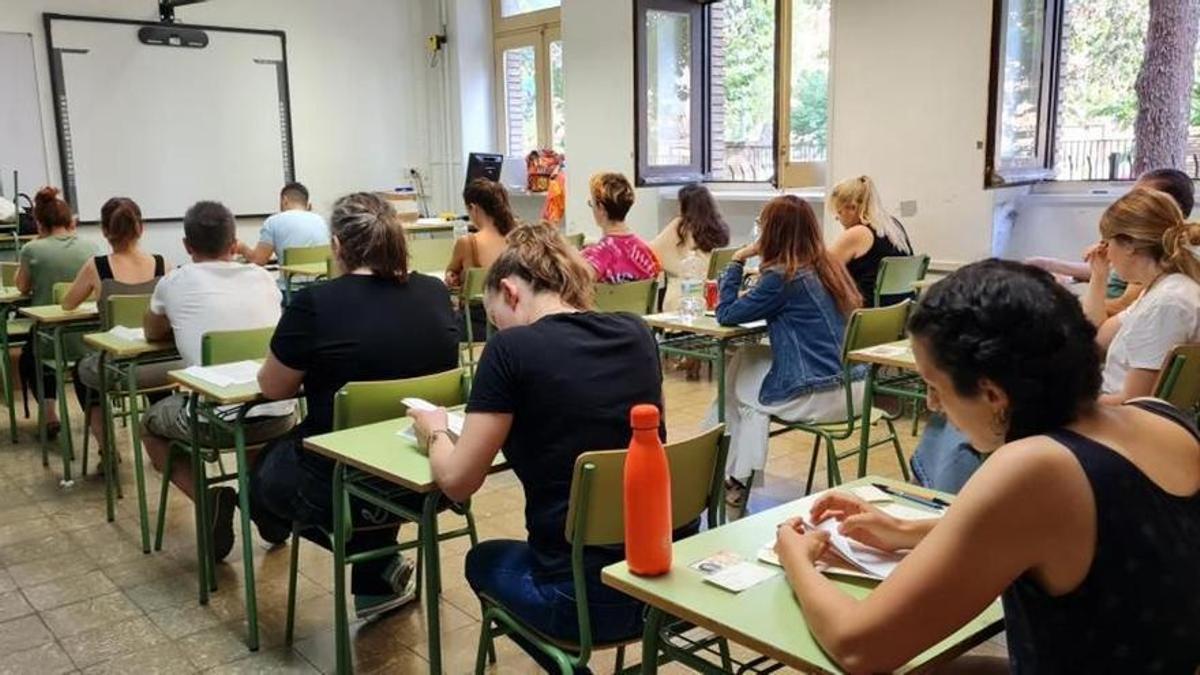 Opositores durante un examen.