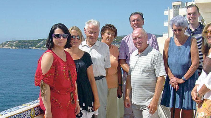 Un grupo de vecinos de Torrenova posa ante la costa de Magaluf.