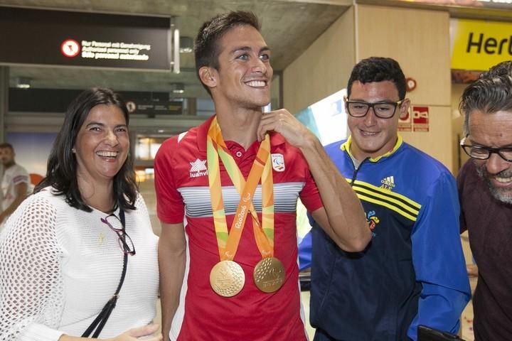 26/09/2016.DEPORTES.Llegada de Israel Oliver, nadador ciego, doble oro en los juegos paralimpicos Rio..Aeropuerto Los Rodeos