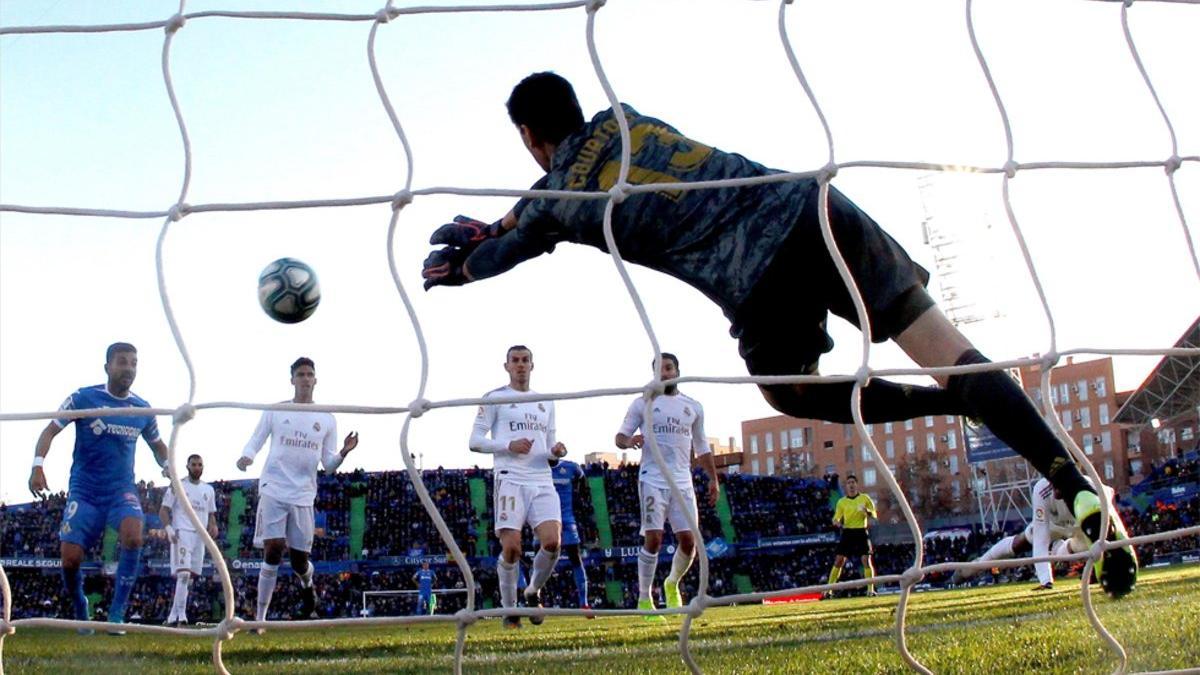 Courtois, despejando un balón en su mejor partido del mes de enero en el Coliseum