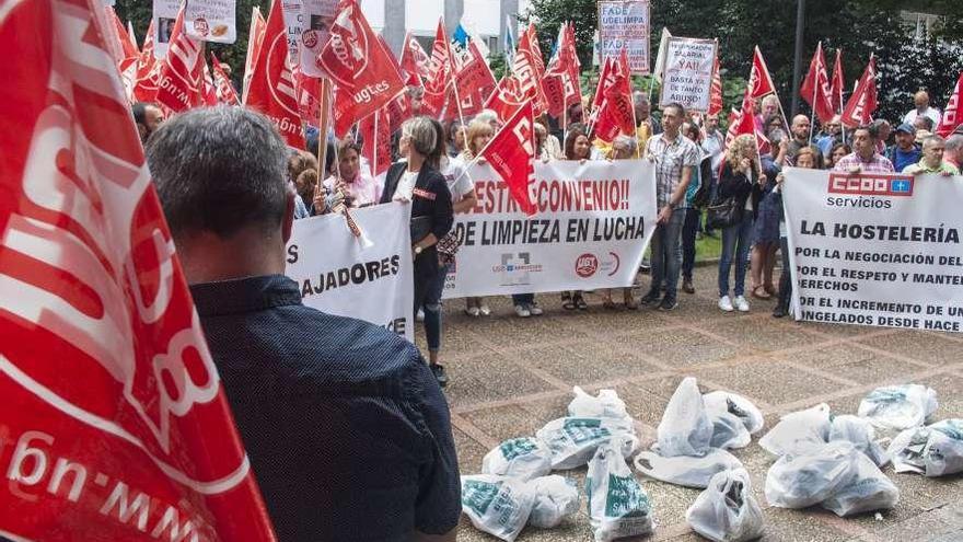 Los manifestantes, ante la sede de FADE, frente a la que arrojaron bolsas que simulaban basura.