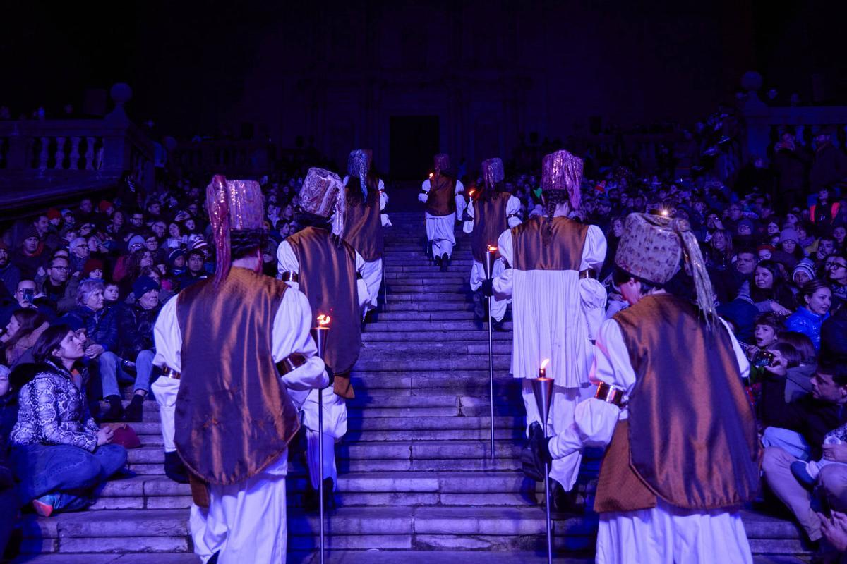 Les fotos de l'encesa de l’Estel d’Orient a la façana de la Catedral de Girona