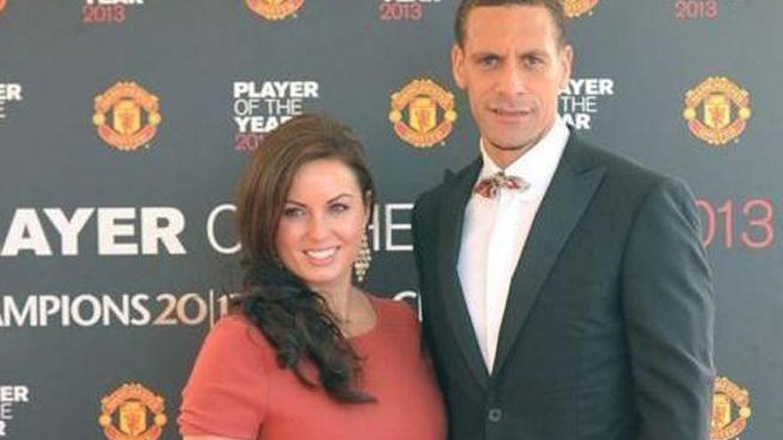 Rio Ferdinand, junto a su esposa.