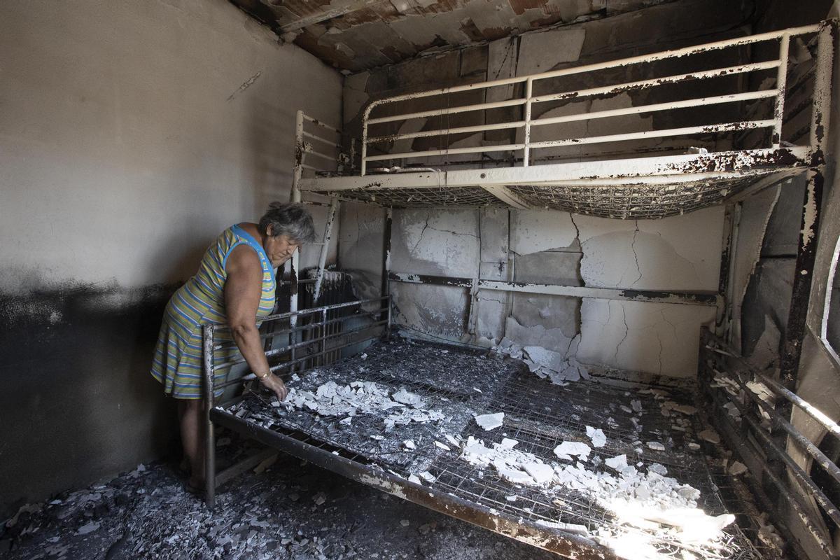 Vecinos del Bages en sus casas quemadas tras el incendio