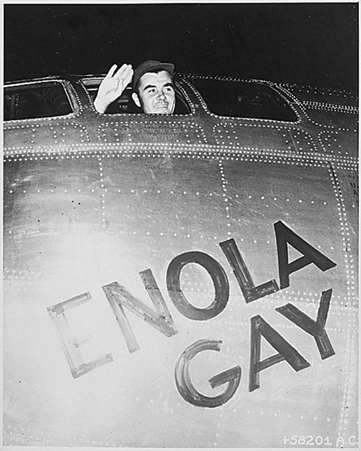 l coronel Paul W. Tibbets, piloto del el B-29 Enola Gay de las Fuerzas Aéreas estadounidenses que lanzó el Little Boy (nombre con el que EE.UU. bautizó a la bomba nuclear lanzada sobre Hiroshima), mientras se despide antes de despegar hacia Japón en la Isla Tinian el 6 de agosto de 1945