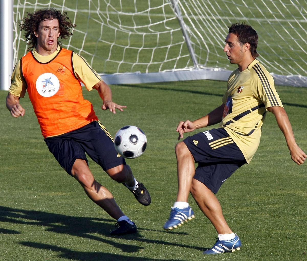 Santi Cazorla junto a Carles Puyol durante un entrenamiento con La Roja