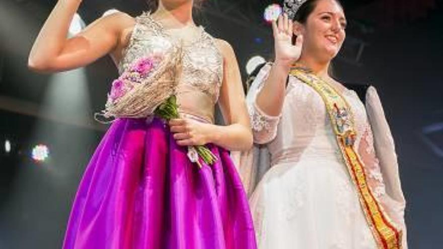 La Reina de las Festes Majors Patronals de Benidorm de 2017, Anna Galiana Pérez, junto a la Reina saliente, Beatriz Amor.