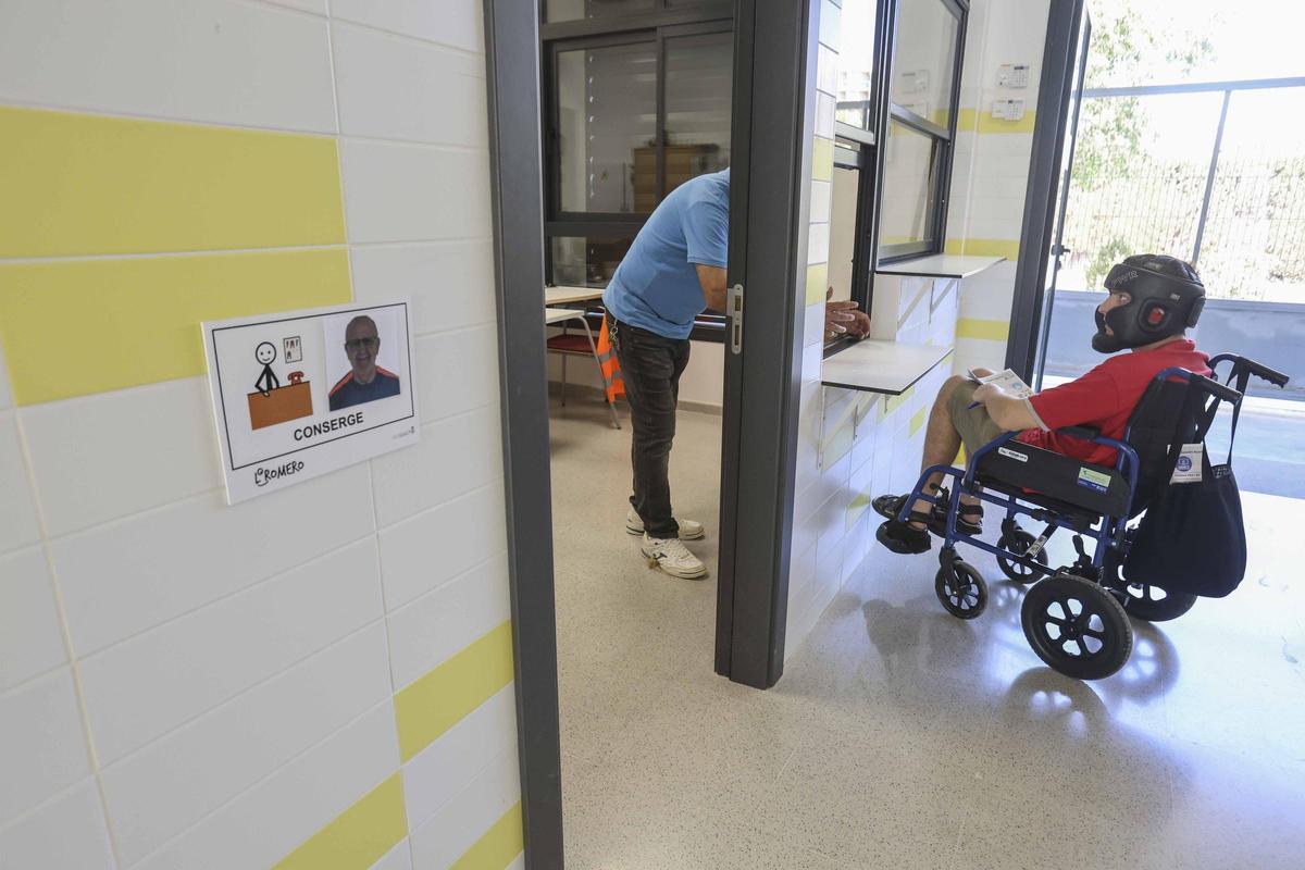 Personas con discapacidad intelectual validan la accesibilidad de los colegios electorales en Sant Joan