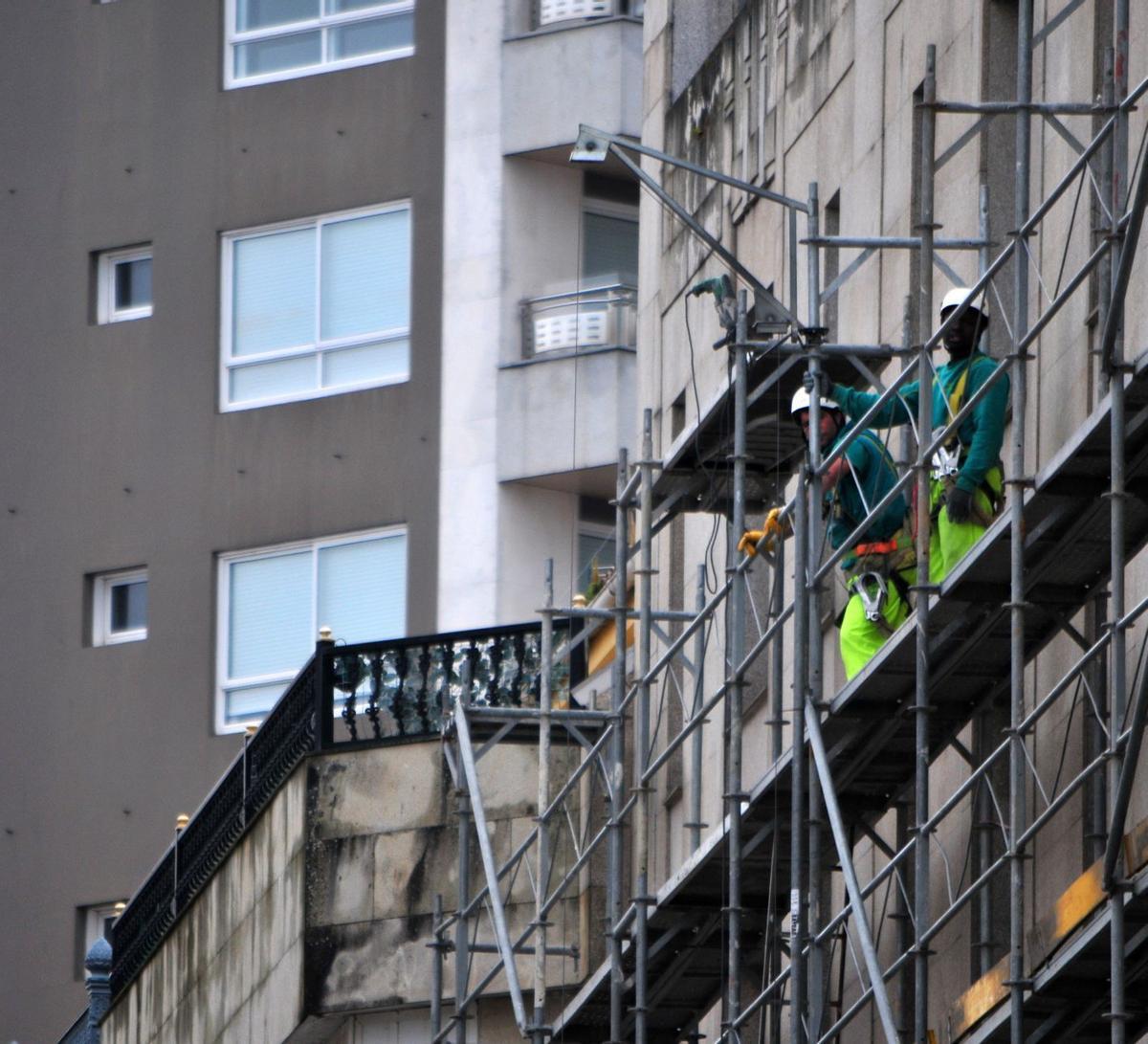 Dos albañiles, en una obra en Vilagarcía. | IÑAKI ABELLA