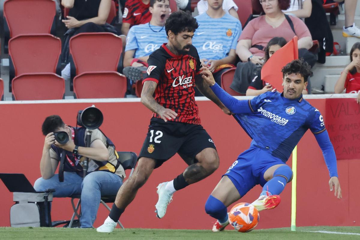 PALMA DE MALLORCA, 18/05/2025.- El centrocampista del Mallorca Samuel Costa (i) disputa un balón con el centrocampista del Getafe Mauro Arambarri (d) durante el encuentro de LaLiga entre RCD Mallorca y Getafe CF disputado este doming en el estadio Son Moix de Palma de Mallorca. EFE/ Cati Cladera. mallorca . getafe. liga españa 2024/2025 mallorca . getafe. 37. accion. son moix