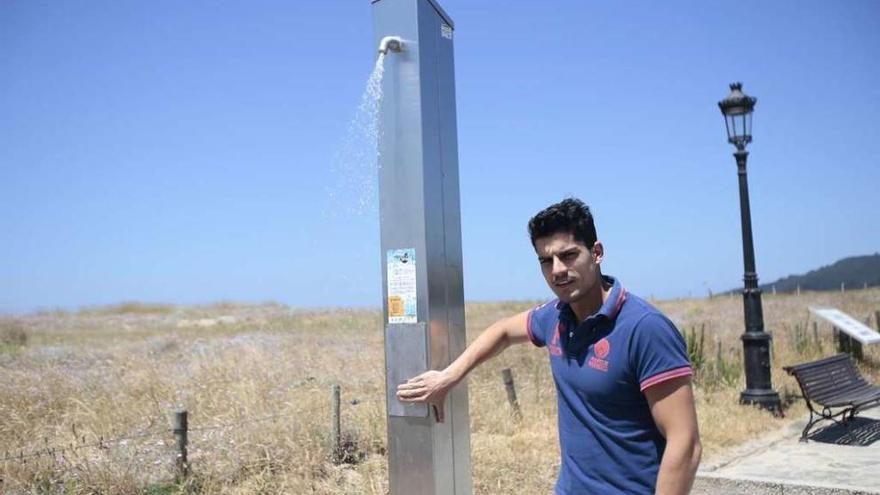 Rubén Rial, ayer en Praia America, con la primera ducha &quot;liberada&quot; del sistema prepago. // Adrián Irago