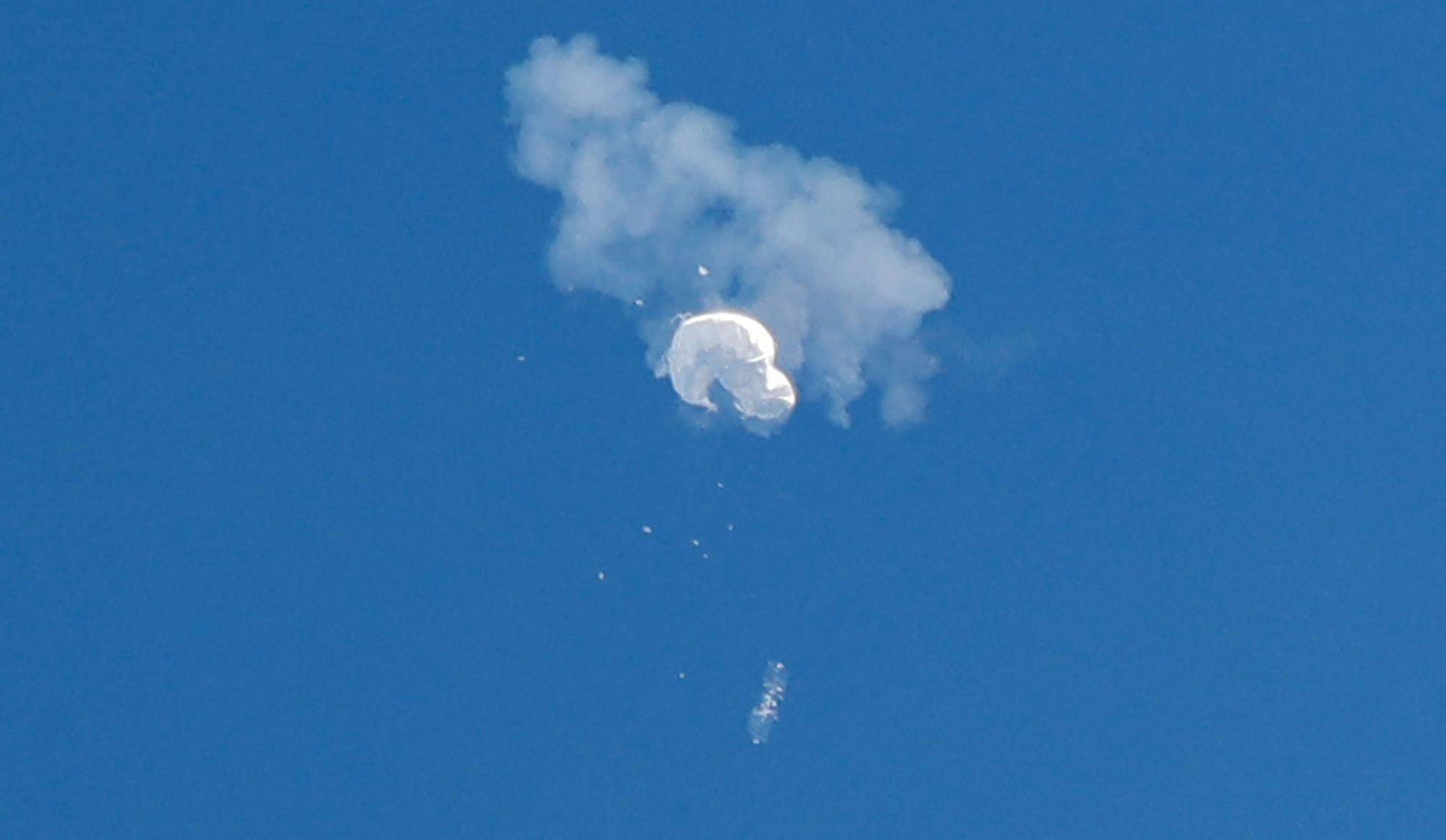 Momento en el cual es derribado el globo chino sobre el océano Atlántico.