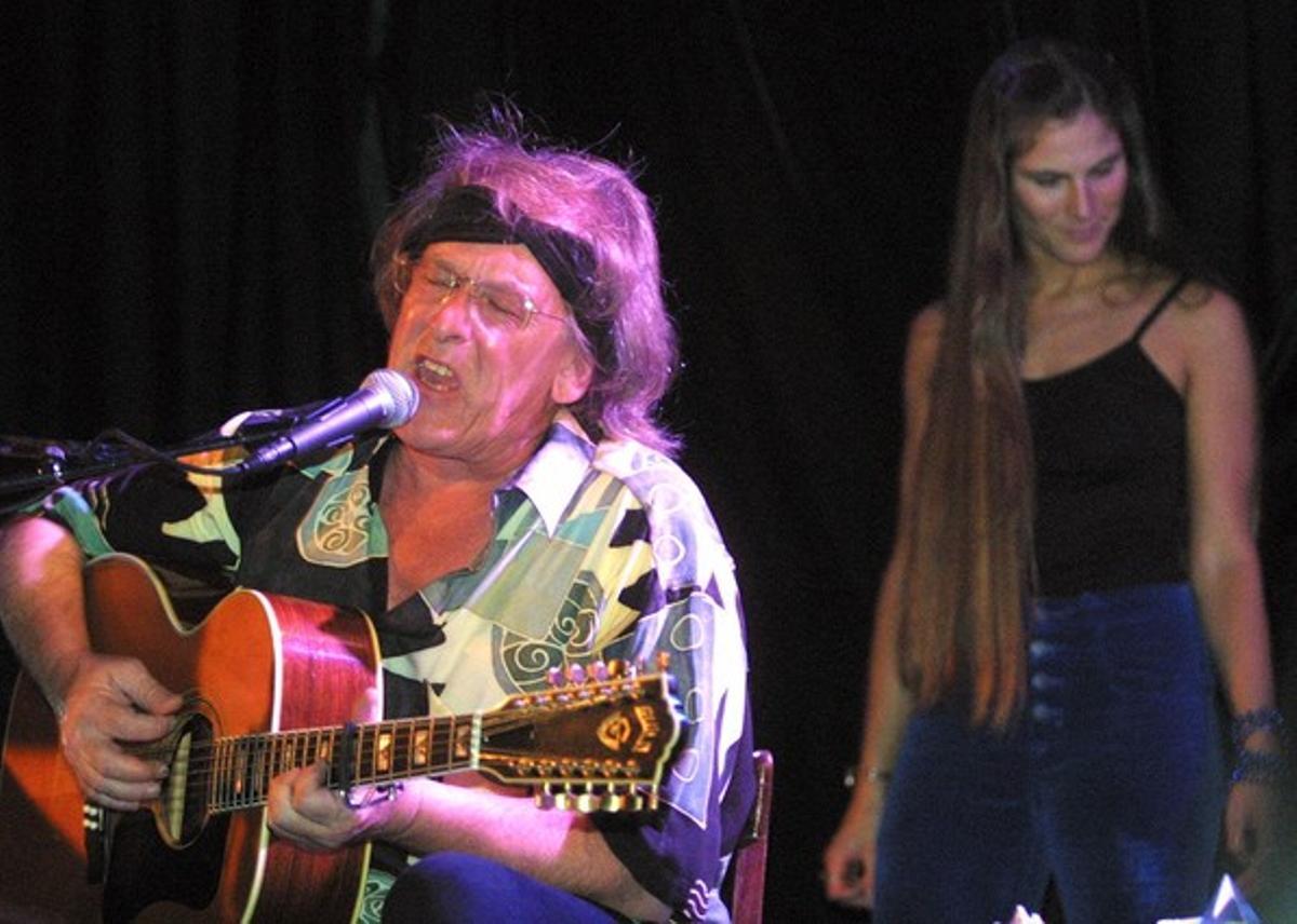 Paul Kantner, durante un concierto benéfico en Nueva York, en junio del 2001.