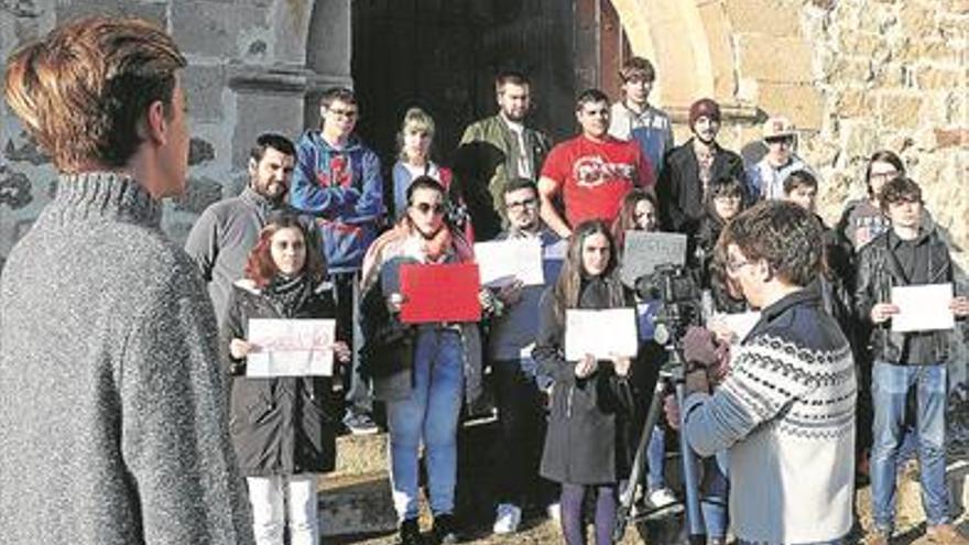 Usuarios del espacio joven graban un vídeo para defender la creación juvenil